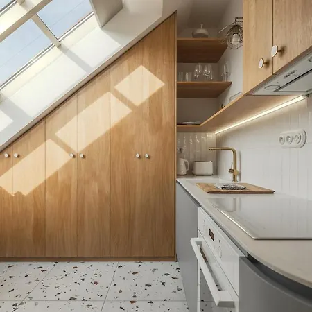 New! Mini-designer Rooftop Ac & Garden, Castle! Apartment