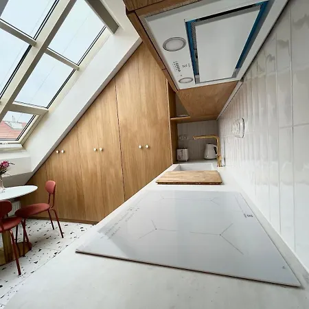 Apartment New! Mini-designer Rooftop Ac & Garden, Castle!