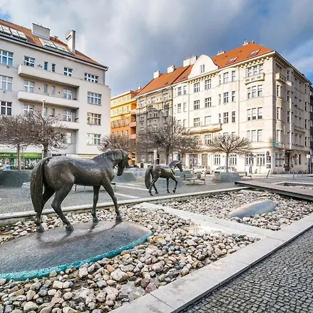 New! Mini-designer Rooftop Ac & Garden, Castle! Apartment Prague