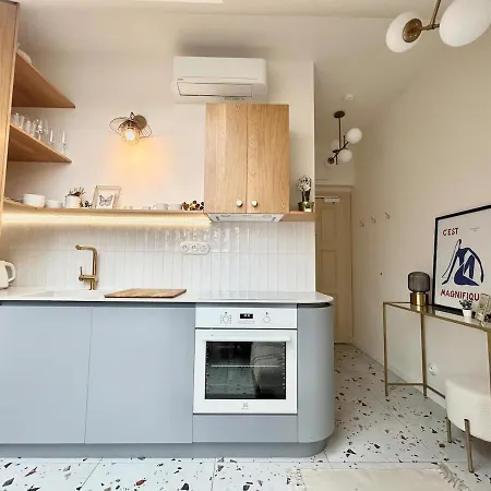 Apartment New! Mini-designer Rooftop Ac & Garden, Castle! Prague