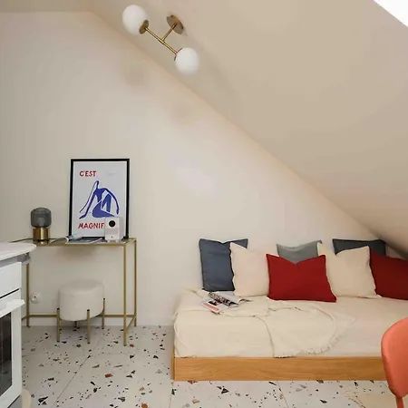 New! Mini-designer Rooftop Ac & Garden, Castle! Apartment *