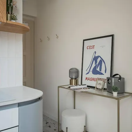 Daire New! Mini-designer Rooftop Ac & Garden, Castle!
